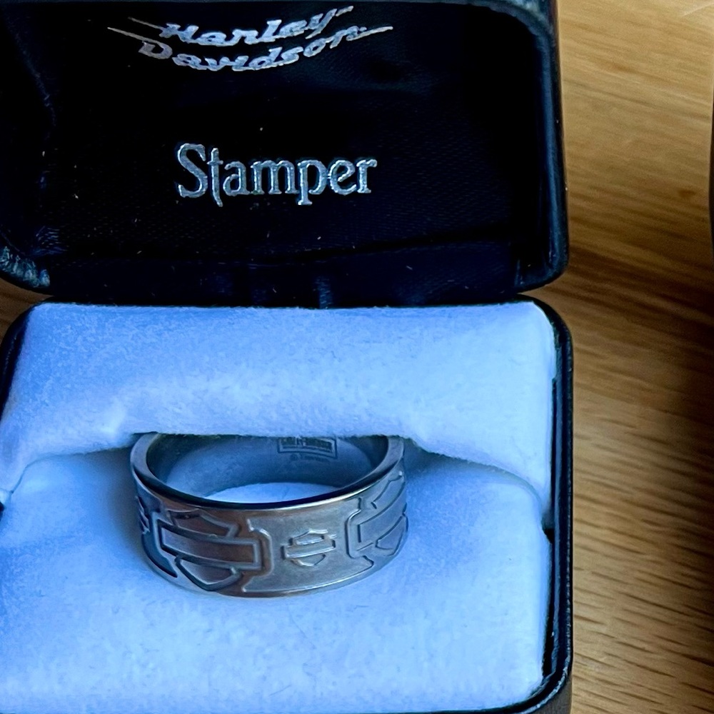 Men’s HD Titanium Bar & Shield ring w/box size 11